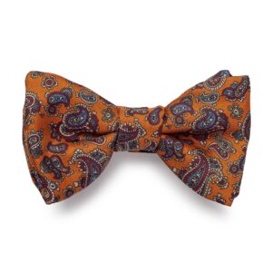 Elegancka mucha wiązana pomarańczowa w niebieski i bordo paisley Hemley