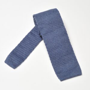 Niebieski pastelowy krawat z dzianiny (knit) zakończony na prosto