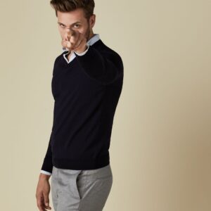 Sweter / pulower v-neck z wełny z merynosów granatowy L